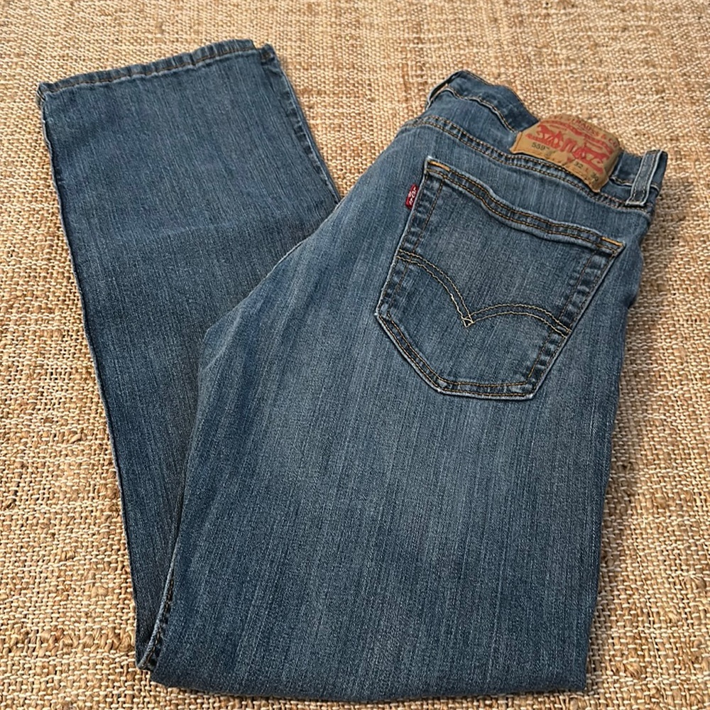 LAST CALL Levi’s 559 Medium Wash Jeans 32 x 30